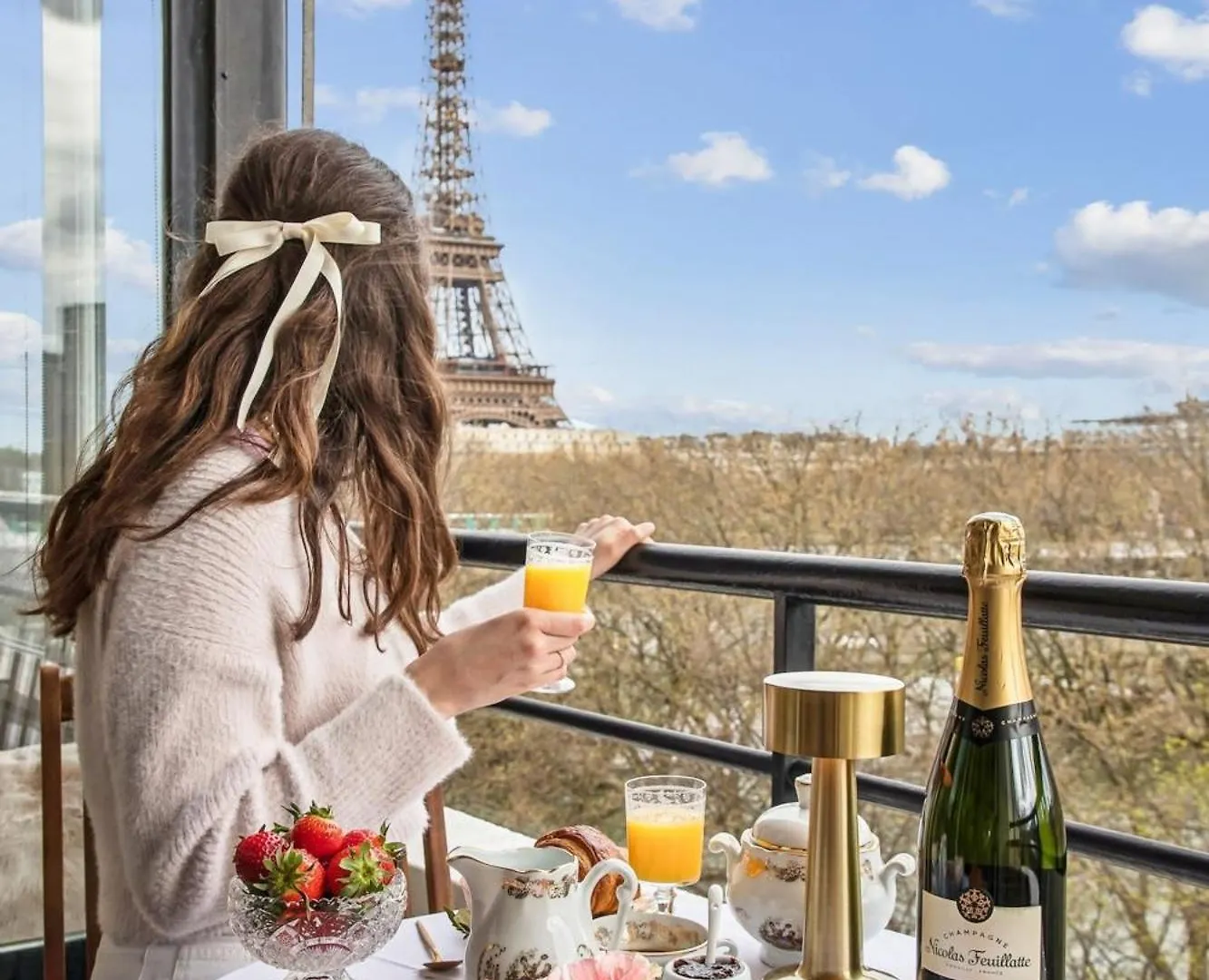 The Eiffel Tower And Seine Views With Balcony - Cityapartmentstay Lägenhet *
