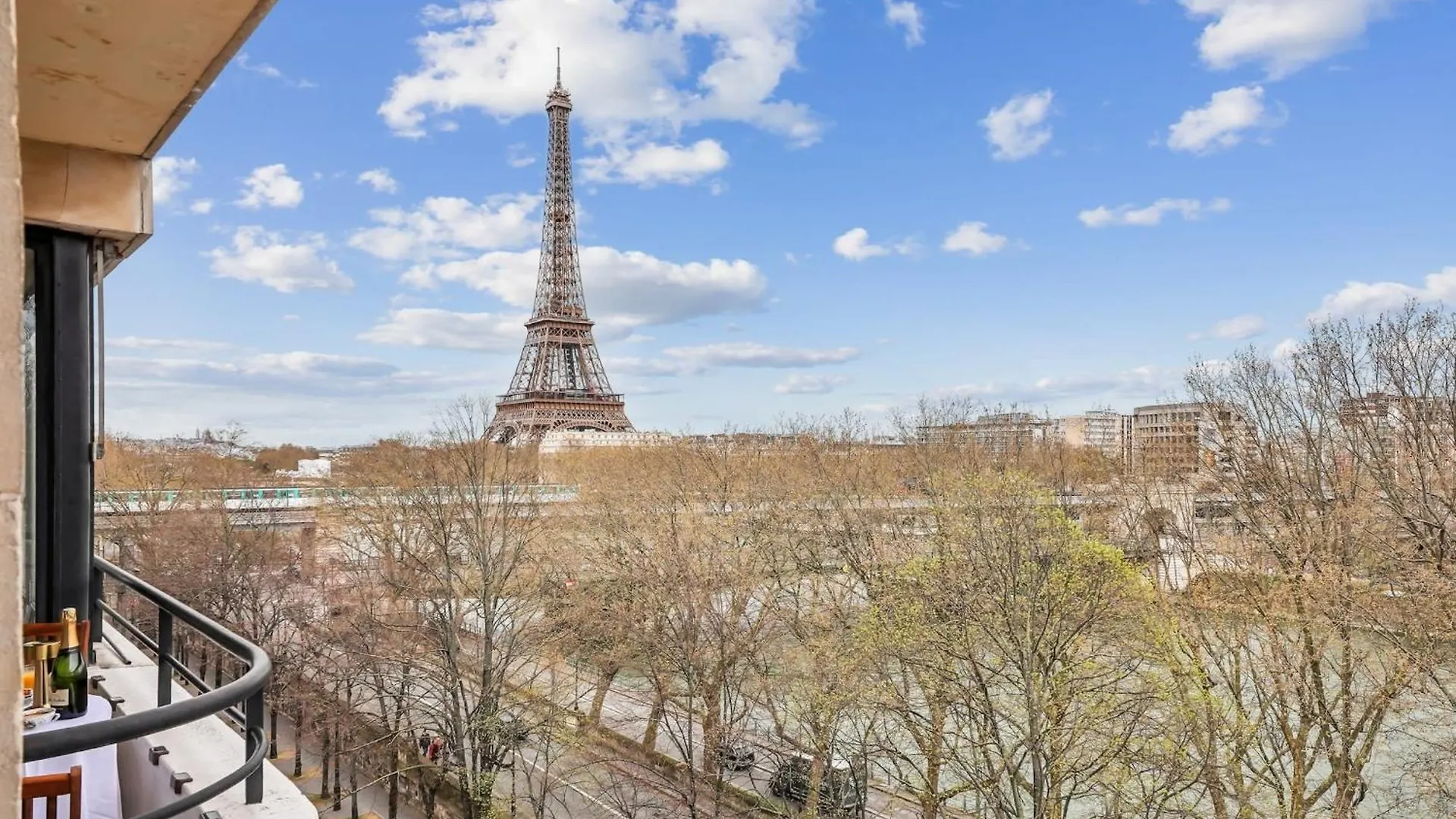 The Eiffel Tower And Seine Views With Balcony - Cityapartmentstay شقة باريس