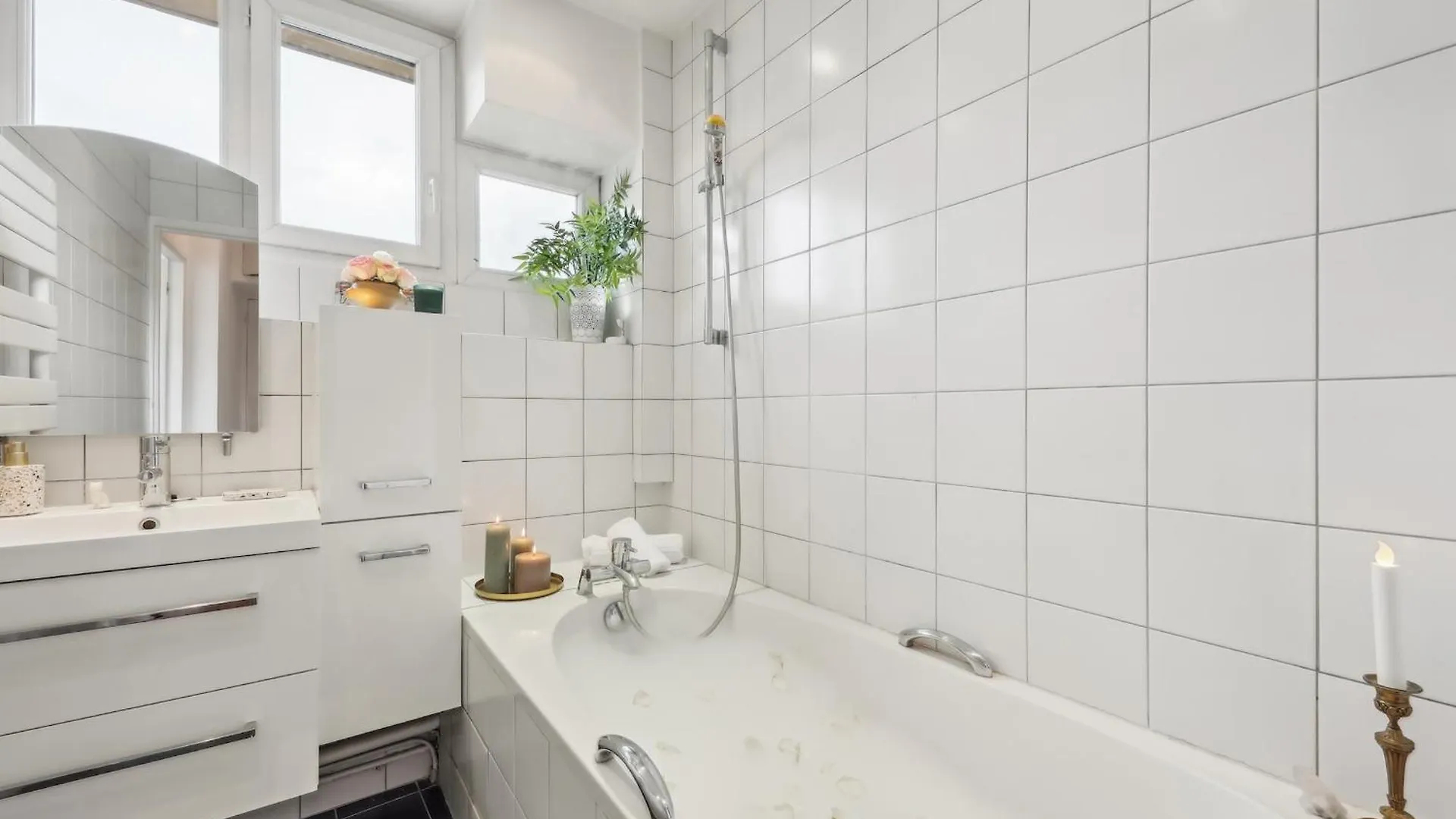 The Eiffel Tower And Seine Views With Balcony - Cityapartmentstay *